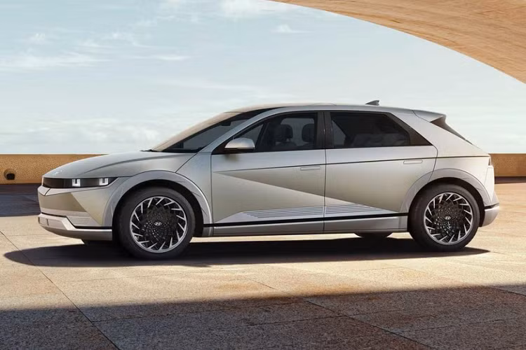 Dự kiến có mặt trên thị trường vào cuối năm nay, Hyundai Ioniq 5 2022 mới có tổng cộng 9 màu sơn ngoại thất và 4 màu nội thất. Hiện giá xe Hyundai Ioniq 5 vẫn chưa được công bố. Được biết, đây là mẫu xe đầu tiên của thương hiệu con Ioniq thuộc tập đoàn Hyundai. Trong năm sau, thương hiệu này sẽ tiếp tục giới thiệu mẫu xe Ioniq 6 được phát triển dựa trên mẫu xe concept Hyundai Prophecy. Đến đầu năm 2024, một mẫu SUV cỡ lớn hơn mang tên Ioniq 7 dự kiến sẽ trình làng.