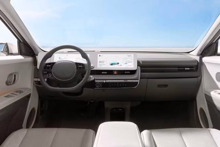 Bên ngoài, Hyundai Ioniq 5 chạy điện được áp dụng phong cách thiết kế góc cạnh và sắc sảo tương tự 45 Concept. Đồng thời, xe này còn mang trên mình ngoại hình không giống bất kỳ mẫu ôtô Hyundai nào. Cụ thể, Hyundai Ioniq 5 được trang bị đèn pha và đèn hậu được thiết kế theo phong cách điểm ảnh (pixel) khá độc đáo. Nằm giữa đèn pha là lưới tản nhiệt đóng kín vì mẫu xe này vốn là ô tô chạy hoàn toàn bằng điện. Tiếp đến là nắp ca-pô có thiết kế hình vỏ sò bao trùm, mang đến thiết kế tổng thể vừa gọn gàng vừa công nghệ cao cho mẫu crossover Hàn Quốc này.