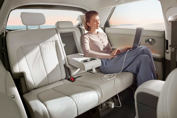 Tương tự như vậy, mọi ghế bên trong Hyundai Ioniq 5 đều có thể trượt lên/xuống tiện dụng. Ngoài ra, hãng Hyundai còn thiết kế ghế trước mỏng hơn 30% so với bình thường để tăng khoảng duỗi chân cho hành khách phía sau. Theo hãng Hyundai, ghế trước của xe có thể ngả "tới góc tối ưu, mang đến cảm giác không trọng lượng cho người dùng". Đó là chưa kể đến việc hãng Hyundai dùng những vật liệu tái chế như chai nhựa để chế tạo các chi tiết nội thất cho mẫu ô tô điện này.