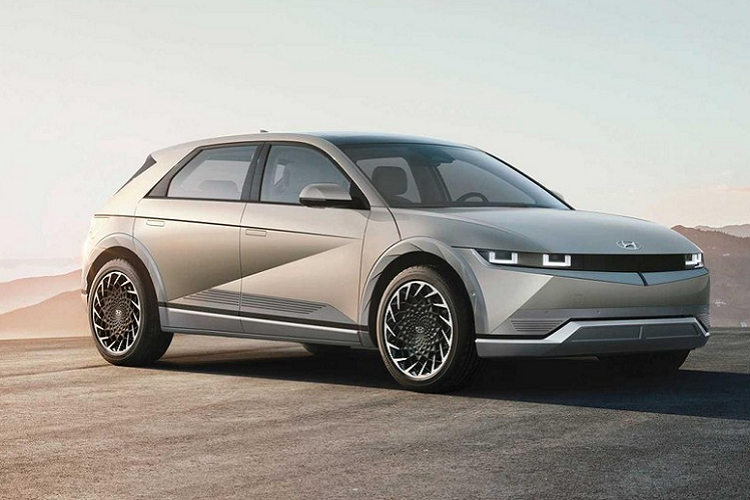 Tại triển lãm Ô tô Frankfurt 2019, hãng Hyundai đã chính thức vén màn mẫu xe ý tưởng hoàn toàn mới mang tên 45 Concept. Sau gần 2 năm, mẫu xe concept này mới được đưa lên dây chuyền sản xuất thương mại dưới cái tên Hyundai Ioniq 5 mới. Hyundai Ioniq 5 là mẫu xe điện đầu tiên được phát triển dựa trên cấu trúc ô tô điện E-GMP. Thuộc phân khúc crossover hạng trung, Hyundai Ioniq 5 có kích thước khá lớn với chiều dài 4.635 mm, rộng 1.890 mm, cao 1.605 mm và chiều dài cơ sở 3.000 mm.