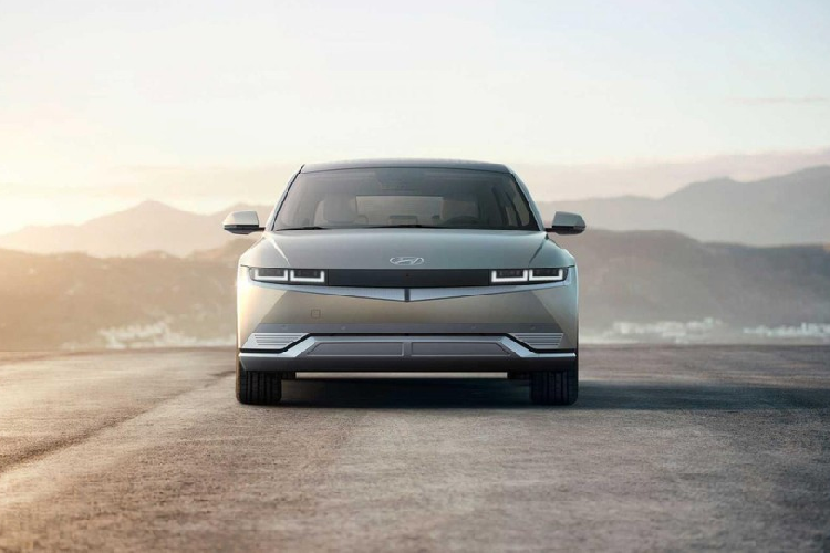 Theo hãng Hyundai, pin của mẫu crossover chạy điện này có thể sạc từ 0-80% trong 18 phút nhờ hệ thống sạc nhanh 350 kW. Chỉ cần chờ 5 phút sạc, người dùng có thể đi tiếp 100 km nữa. Trong khi đó, phạm vi hoạt động tối đa của Hyundai Ioniq 5 bản dẫn động cầu sau và dùng pin 72,6 kWh là 480 km.