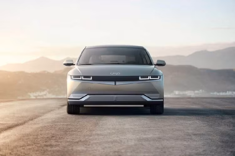 Theo hãng Hyundai, pin của mẫu crossover chạy điện này có thể sạc từ 0-80% trong 18 phút nhờ hệ thống sạc nhanh 350 kW. Chỉ cần chờ 5 phút sạc, người dùng có thể đi tiếp 100 km nữa. Trong khi đó, phạm vi hoạt động tối đa của Hyundai Ioniq 5 bản dẫn động cầu sau và dùng pin 72,6 kWh là 480 km.