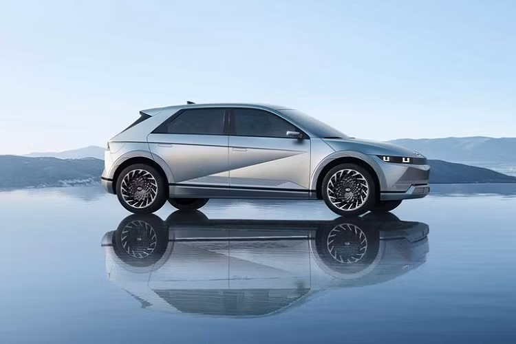 Ở phiên bản dẫn động 4 bánh toàn thời gian AWD và dùng cụm pin 50 kWh, Hyundai Ioniq 5 sẽ có mô-tơ điện đặt sau mạnh 161 mã lực, 350 Nm cùng mô-tơ trước 71 mã lực, 255 Nm. Cấu hình này giúp xe sở hữu sức mạnh tổng cộng 232 mã lực và 605 Nm cùng thời gian tăng tốc từ 0-100 km/h trong 6,1 giây.