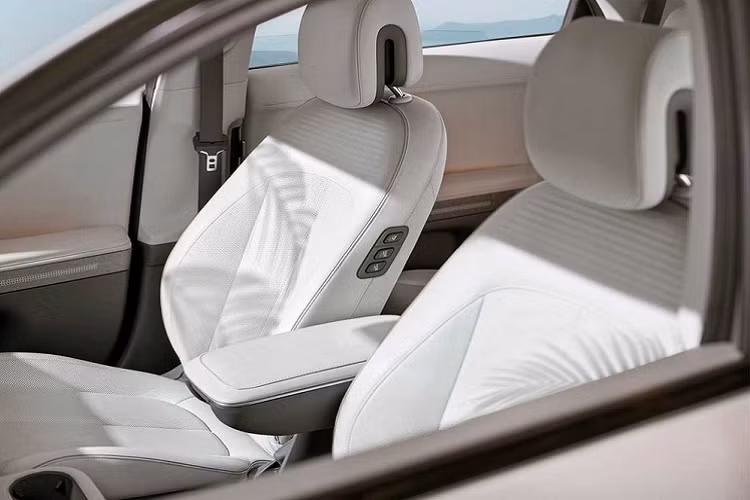 Nhờ chiều dài cơ sở 3.000 mm, nhỉnh hơn đến 100 mm so với SUV cỡ lớn Palisade, Ioniq 5 được hãng Hyundai khẳng định là mang đến không gian nội thất rộng rãi hàng đầu phân khúc. Không chỉ rộng rãi, nội thất của mẫu crossover hạng trung này còn có những trang bị đáng chú ý như 2 màn hình 12 inch ở sau vô lăng và trên mặt táp-lô. Hai màn hình này nối liền với nhau và nằm dưới một tấm kính theo phong cách của xe sang Mercedes-Benz.