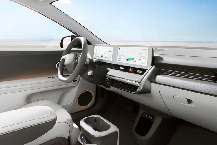 Bên sườn, Hyundai Ioniq 5 được trang bị bộ vành hợp kim 20 inch với thiết kế xoáy dần vào giữa. Theo Hyundai, đây là bộ vành có kích thước lớn nhất từng được trang bị cho ô tô điện của hãng. Ngoài ra, mẫu xe này còn được trang bị camera kỹ thuật số thay cho gương chiếu hậu truyền thống. Tuy nhiên, camera kỹ thuật số thay cho gương hiện chưa được phép lưu hành trên thị trường toàn cầu nên trong ảnh, Hyundai Ioniq 5 vẫn dùng gương thông thường.