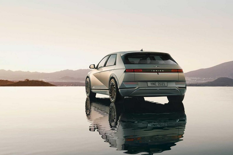 Tiếp đến là Hyundai Ioniq 5 bản dẫn động cầu sau và dùng cụm pin 72,6 kWh với công suất tối đa 215 mã lực cùng mô-men xoắn cực đại 350 Nm. Thời gian tăng tốc từ 0-100 km/h của phiên bản này là 7,4 giây. Mạnh nhất là phiên bản dùng 2 mô-tơ điện và cụm pin 72,6 kWh của Hyundai Ioniq 5. Trong đó, sức mạnh tương ứng của mô-tơ điện đặt sau cũng như đặt trước là 208 mã lực/350 Nm và 94 mã lực/255 Nm. Phiên bản này có thể tăng tốc từ 0-100 km/h trong 5,2 giây. Tuy nhiên, dù ở phiên bản nào, Hyundai Ioniq 5 cũng có vận tốc tối đa 185 km/h.