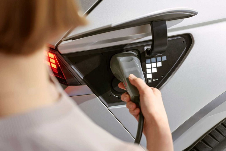 Bên trên đầu người ngồi trong xe là nóc bằng kính một mảnh, mang đến cảm giác thoáng đãng, rộng rãi hơn cho nội thất. Nóc cũng được tích hợp cả pin năng lượng mặt trời. Năng lượng sẽ được chuyển tới cụm pin để tăng phạm vi hoạt động của xe. Khi mua Hyundai Ioniq 5, khách hàng có thể chọn cụm pin 58 kWh hoặc 72,6 kWh. Nếu dùng cụm pin 58 kWh và 1 mô-tơ điện, Hyundai Ioniq 5 sẽ có công suất tối đa 168 mã lực và mô-men xoắn cực đại 350 Nm. Nhờ đó, xe có thể tăng tốc từ 0-100 km/h trong thời gian 8,5 giây.