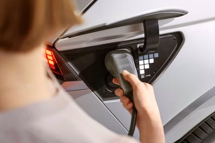 Bên trên đầu người ngồi trong xe là nóc bằng kính một mảnh, mang đến cảm giác thoáng đãng, rộng rãi hơn cho nội thất. Nóc cũng được tích hợp cả pin năng lượng mặt trời. Năng lượng sẽ được chuyển tới cụm pin để tăng phạm vi hoạt động của xe. Khi mua Hyundai Ioniq 5, khách hàng có thể chọn cụm pin 58 kWh hoặc 72,6 kWh. Nếu dùng cụm pin 58 kWh và 1 mô-tơ điện, Hyundai Ioniq 5 sẽ có công suất tối đa 168 mã lực và mô-men xoắn cực đại 350 Nm. Nhờ đó, xe có thể tăng tốc từ 0-100 km/h trong thời gian 8,5 giây.