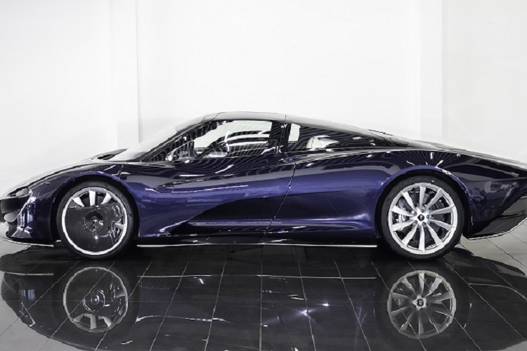 Được đánh giá là siêu xe nhanh nhất của thương hiệu nước Anh, McLaren Speedtail sử dụng động cơ tăng áp kép V8 4.0L kết hợp cùng mô-tơ điện cho ra tổng công suất 1.035 mã lực và momen xoắn 1.149 Nm. Sức mạnh này cho phép chiếc xe tăng tốc từ 0 - 300 km/h chỉ trong 12,8 giây, nhanh hơn 0,3 giây so với Bugatti Chiron (1.479 mã lực).