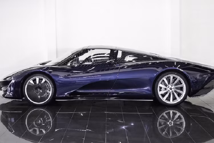 Được đánh giá là siêu xe nhanh nhất của thương hiệu nước Anh, McLaren Speedtail sử dụng động cơ tăng áp kép V8 4.0L kết hợp cùng mô-tơ điện cho ra tổng công suất 1.035 mã lực và momen xoắn 1.149 Nm. Sức mạnh này cho phép chiếc xe tăng tốc từ 0 - 300 km/h chỉ trong 12,8 giây, nhanh hơn 0,3 giây so với Bugatti Chiron (1.479 mã lực).