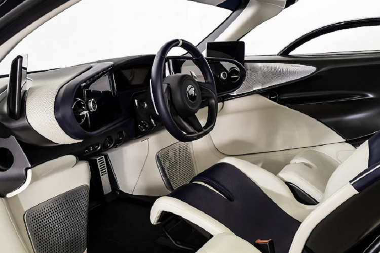 Bộ mâm cũng được sơn bạc với tấm ốp phẳng bằng sợi carbon giúp tối ưu tính khí động học cho xe. Khoang cabin của McLaren Speedtail cũng lộng lẫy không kém gì ngoại thất.