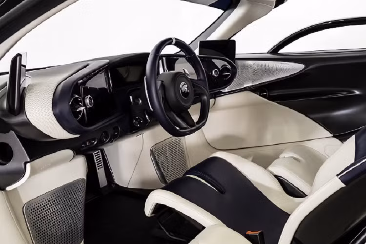 Bộ mâm cũng được sơn bạc với tấm ốp phẳng bằng sợi carbon giúp tối ưu tính khí động học cho xe. Khoang cabin của McLaren Speedtail cũng lộng lẫy không kém gì ngoại thất.
