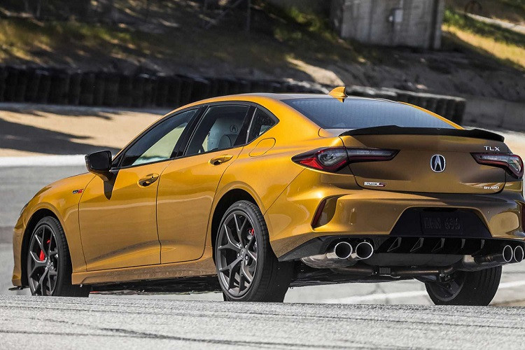 Giá xe Acura TLX Type S 2021 hiện đã bắt đầu được bán ra tại Mỹ khởi điểm từ 52.300 USD cho bản tiêu chuẩn và 53.100 USD cho bản được trang bị kèm mâm xe và lốp xe hiệu suất cao.