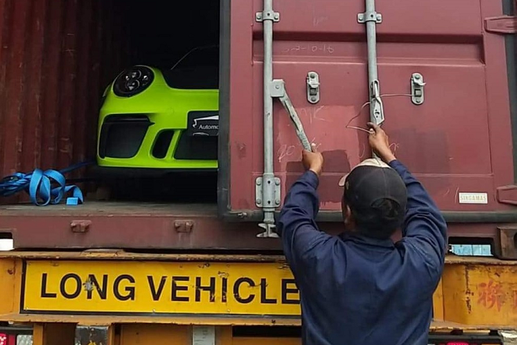 Những phiên bản cao cấp và chiến nhất của dòng xe thể thao Porsche 911 là GT3 RS và GT2 RS đã có hơn 10 chiếc được mang về nước. Trong đó, mới đây nhất, 1 chiếc siêu xe Porsche 911 GT3 RS đã được một người mua bán siêu xe tại Sài thành chia sẻ hình ảnh khui công với màu sơn siêu độc. Chiếc siêu xe Porsche 911 GT3 RS mới về nước có màu xanh lá nhưng lại đi kèm gói tuỳ chọn Weisach Package.