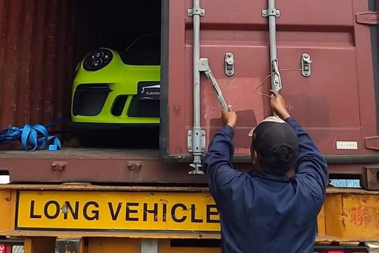 Những phiên bản cao cấp và chiến nhất của dòng xe thể thao Porsche 911 là GT3 RS và GT2 RS đã có hơn 10 chiếc được mang về nước. Trong đó, mới đây nhất, 1 chiếc siêu xe Porsche 911 GT3 RS đã được một người mua bán siêu xe tại Sài thành chia sẻ hình ảnh khui công với màu sơn siêu độc. Chiếc siêu xe Porsche 911 GT3 RS mới về nước có màu xanh lá nhưng lại đi kèm gói tuỳ chọn Weisach Package.