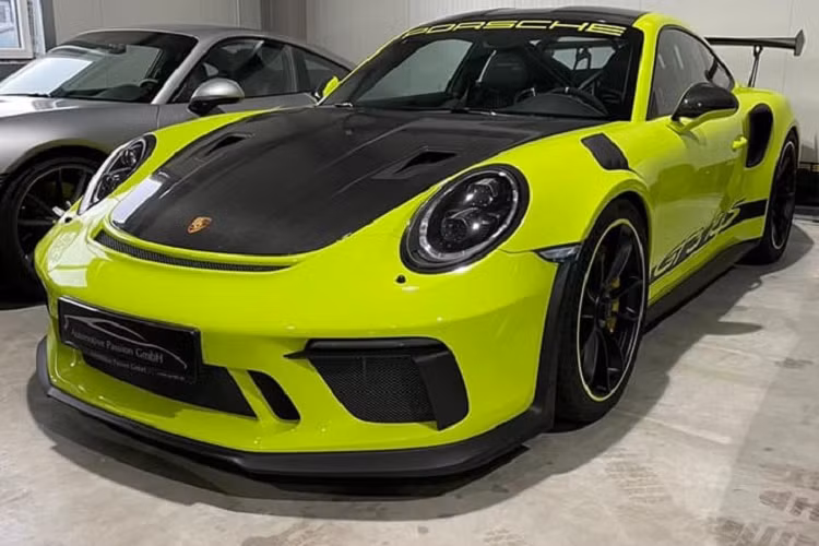 Giá xe Porsche Việt Nam dành cho mẫu siêu xe 911 GT3 RS bản nâng cấp bắt đầu từ 13,95 tỷ đồng cho bản tiêu chuẩn. Tuy nhiên, những chiếc Porsche 911 GT3 RS về nước có nhiều tuỳ chọn khác nhau nên giá bán có thể hơn 15 tỷ đồng.