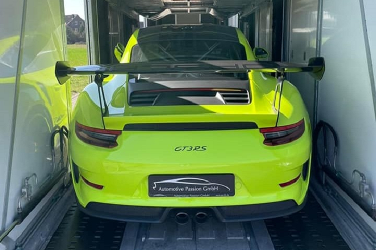 Chiếc xe Porsche 911 GT3 RS trong bài viết này được nhập khẩu không chính hãng và là chiếc xe Porsche 911 GT3 RS bản nâng cấp thứ 4 tại Việt Nam. Ngoài ra, còn có 2 chiếc xe Porsche 911 GT3 RS đời cũ hơn cũng đã được mang về nước trước đó.
