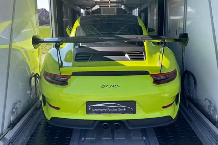 Chiếc xe Porsche 911 GT3 RS trong bài viết này được nhập khẩu không chính hãng và là chiếc xe Porsche 911 GT3 RS bản nâng cấp thứ 4 tại Việt Nam. Ngoài ra, còn có 2 chiếc xe Porsche 911 GT3 RS đời cũ hơn cũng đã được mang về nước trước đó.