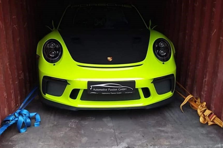 Đây dường như là chiếc siêu xe Porsche 911 GT3 RS bản nâng cấp mới nhất đầu tiên ở dải đất hình chữ S được trang bị gói Weisach Package. Điểm nhấn trên chiếc siêu xe Porsche 911 GT3 RS này phải kể đến màu xanh lá Acid Green nổi bật và độc nhất Việt Nam hiện nay. Ngoài ra là hàng loạt chi tiết trên xe được nâng cấp sợi carbon như nắp capô, vỏ gương, nóc xe và cánh gió đuôi theo gói Weisach Packag. Xe được trang bị bộ mâm hợp kim siêu nhẹ.