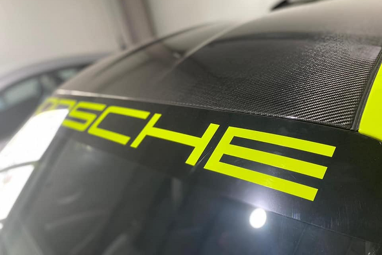 Bên trong khoang lái của xe có sự xuất hiện của ghế thể thao phong cách xe đua với khung ghế là sợi carbon, trên tựa đầu thêu dòng chữ Weisach Package như khẳng định đây không phải là 1 chiếc xe Porsche 911 GT3 RS 2021 bản đặc biệt.