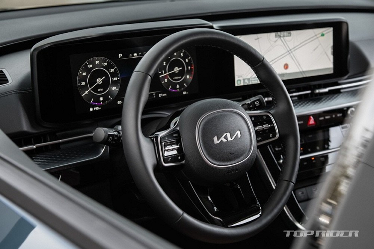 Bên trong Kia Sedona 2022 là không gian nội thất cũng không có nhiều khác biệt so với phiên bản 2021. Hãng Kia chỉ giới thiệu thêm Sedona 2022 bản 7 chỗ với 2 ghế thư giãn cao cấp mới ở hàng ghế giữa. 2 ghế này có chế độ thư giãn nhằm mang đến cảm giác thoải mái cho người ngồi. Tuy nhiên, 2 ghế này lại khiến khoang hành lý phía sau bị giới hạn vì không gập xuống được.