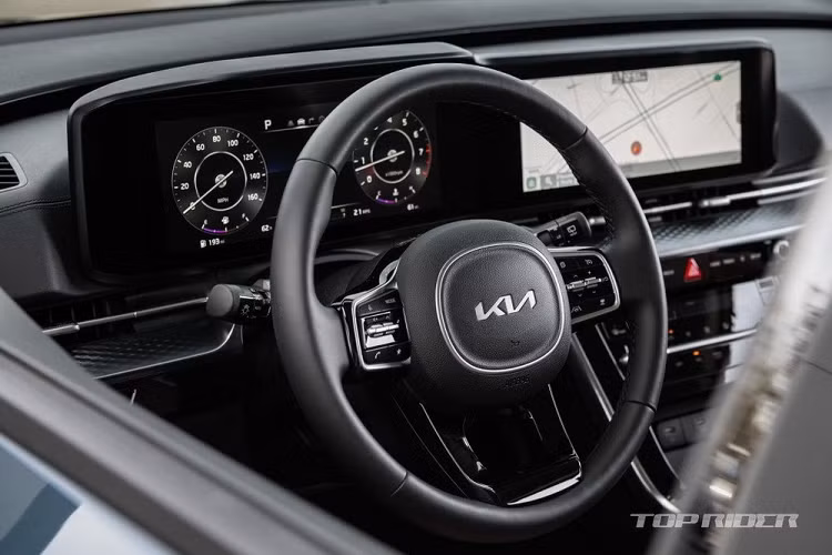 Bên trong Kia Sedona 2022 là không gian nội thất cũng không có nhiều khác biệt so với phiên bản 2021. Hãng Kia chỉ giới thiệu thêm Sedona 2022 bản 7 chỗ với 2 ghế thư giãn cao cấp mới ở hàng ghế giữa. 2 ghế này có chế độ thư giãn nhằm mang đến cảm giác thoải mái cho người ngồi. Tuy nhiên, 2 ghế này lại khiến khoang hành lý phía sau bị giới hạn vì không gập xuống được.