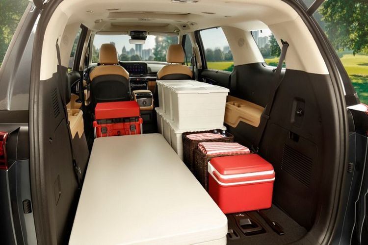 Hệ thống Smart Connect bao gồm nhiều tính năng như kết nối không dây với điện thoại thông minh, đóng/mở cửa bằng ứng dụng trên điện thoại thay cho khóa điều khiển từ xa, tay nắm cửa ngoại thất dạng cảm ứng, núm xoay sang số điện tử, lẫy chuyển số thể thao trên vô lăng và camera hành trình tích hợp. Về động cơ, Kia Sedona 2022 tại thị trường Hàn Quốc không có gì thay đổi, vẫn có 3 tùy chọn. Thứ nhất là động cơ diesel Smartsteam 4 xi-lanh, dung tích 2,2 lít, sản sinh công suất tối đa 199 mã lực và mô-men xoắn cực đại 440 Nm.