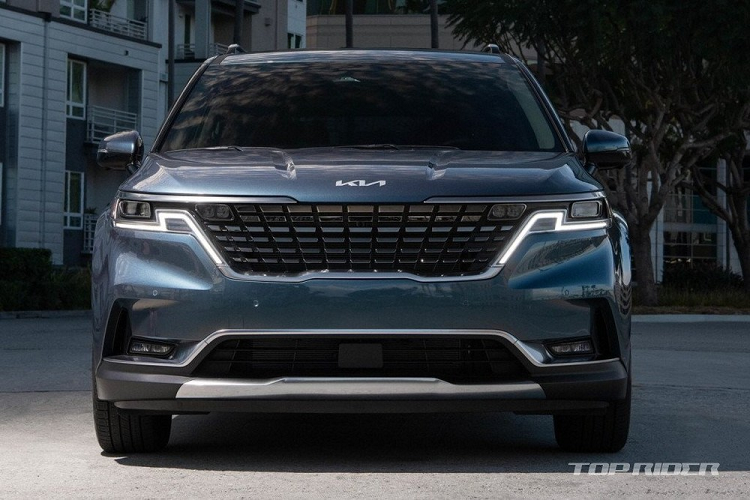 Ngoài ra, Kia Sedona 2022 mới còn được trang bị lưới tản nhiệt mới, theo phong cách của xe dành cho thị trường Mỹ. Ở phiên bản 2021, Kia Sedona dành cho thị trường Hàn Quốc dùng lưới tản nhiệt riêng với mắt lưới đan vào nhau dạng mắt cáo. Trong khi đó, ở phiên bản 2022, lưới tản nhiệt của mẫu MPV này bao gồm những chi tiết hình chữ nhật nằm ngang dạng ma trận.