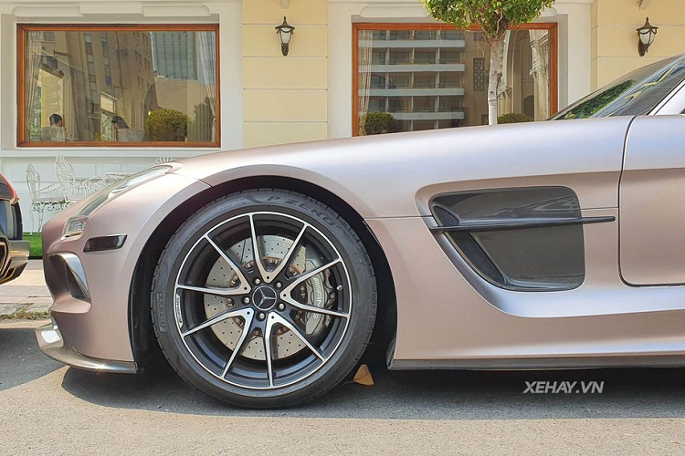 Đối với chiếc siêu xe Mercedes-AMG SLS hàng hiếm trong bài viết, chiếc xe mới được chủ nhân tân trang lại bằng lớp dán đề-can ngoại thất mới với tông màu nâu ghi cùng chất lì tạo độ mịn và cuốn hút. Trước đây, chiếc xe này có nước sơn ngoại thất màu trắng đẹp mắt nhưng vẫn chưa thực sự ấn tượng.