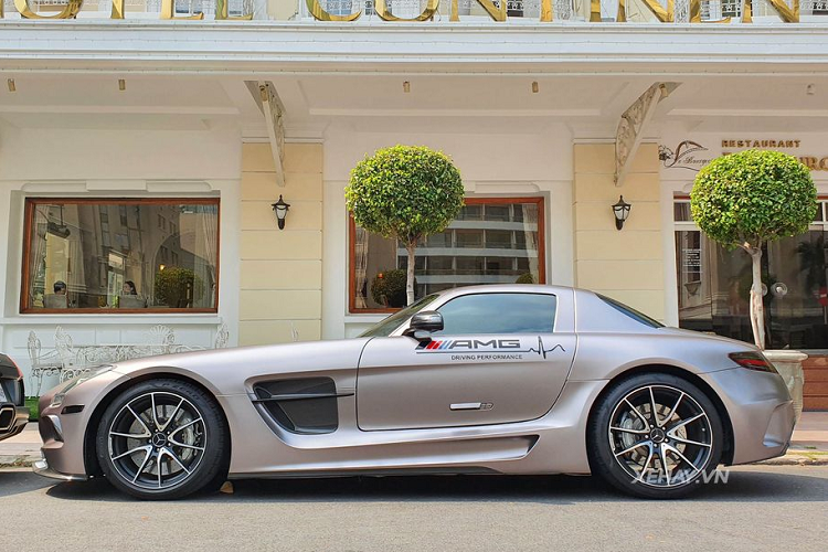 Tuy được ưa chuộng tại nhiều nước phát triển nhưng ở Việt Nam, cái tên siêu xe Mercedes-AMG SLS còn khá xa lạ với đại bộ phận người chơi xe bởi mức giá xe tại việt nam lên đến 12 tỷ đồng. Bên dưới nắp ca-pô, siêu phẩm Mercedes-AMG SLS sử dụng khối động cơ V8 6.2L hút khí tự nhiên, sản sinh công suất 563 mã lực tại 6.800 vòng/phút và 650 Nm mô-men xoắn tại 4.750 vòng/phút.