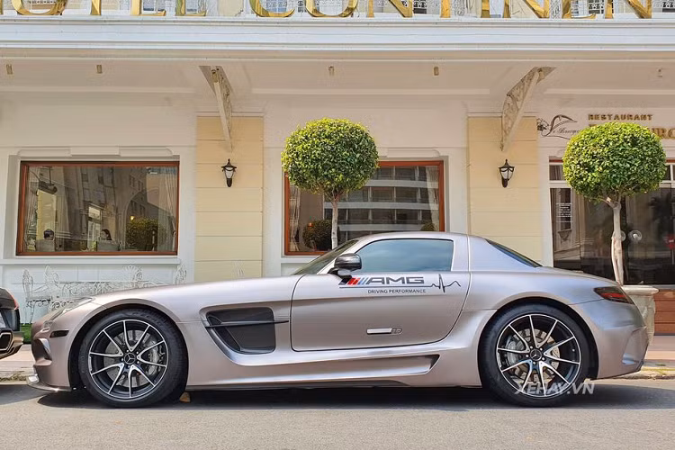 Tuy được ưa chuộng tại nhiều nước phát triển nhưng ở Việt Nam, cái tên siêu xe Mercedes-AMG SLS còn khá xa lạ với đại bộ phận người chơi xe bởi mức giá xe tại việt nam lên đến 12 tỷ đồng. Bên dưới nắp ca-pô, siêu phẩm Mercedes-AMG SLS sử dụng khối động cơ V8 6.2L hút khí tự nhiên, sản sinh công suất 563 mã lực tại 6.800 vòng/phút và 650 Nm mô-men xoắn tại 4.750 vòng/phút.