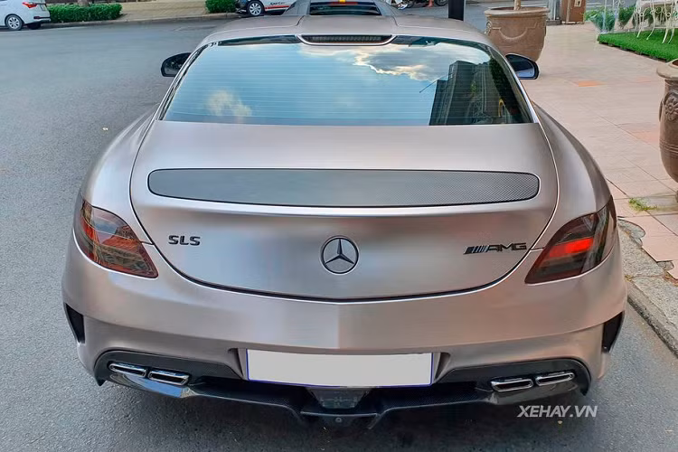 Bên cạnh kiểu dáng bắt mắt, điều khiến cái tên Mercedes-AMG SLS gây sự chú ý với người xem chính nằm ở thiết kế cửa xe mở kiểu cánh chim (gullwing) vô cùng độc đáo. Với cấu tạo cửa mở ngược lên trên, Mercedes-AMG SLS dễ dàng tạo sự khác biệt so với phần còn lại của làng siêu xe thế giới.