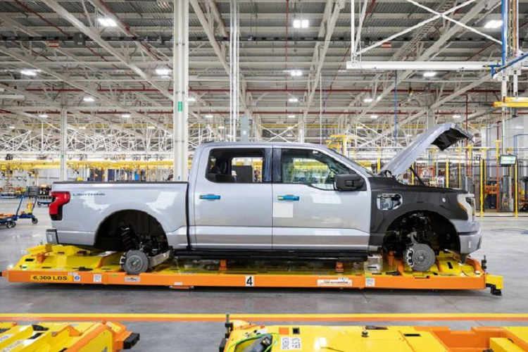 Xe hỗ trợ công nghệ sạc nhanh với khả năng sạc từ 15 lên 80% chỉ trong 44 phút, với thiết bị sạc chuyên dụng. Còn với bộ sạc Ford Mobile bán kèm theo xe, sẽ mất 14h để có thể sạc từ 15 lên 100% pin.