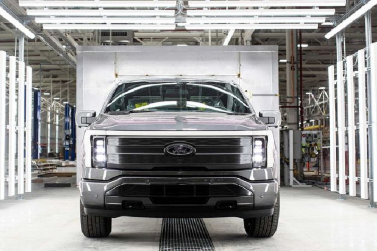 Chúng tôi đang phải nhân đôi công suất lắp ráp F-150 Lightning, bằng cách thêm việc làm và đầu tư để tăng sản lượng.