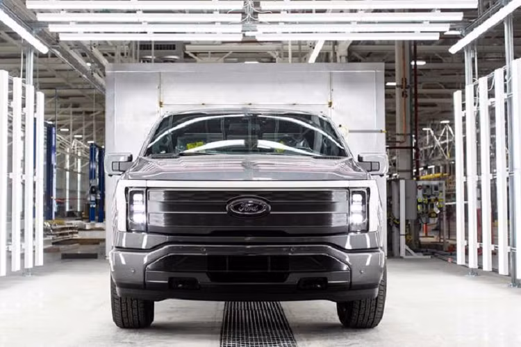 Chúng tôi đang phải nhân đôi công suất lắp ráp F-150 Lightning, bằng cách thêm việc làm và đầu tư để tăng sản lượng.