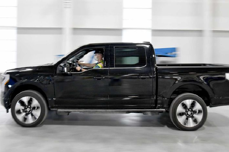 Trước nhu cầu quá cao của Ford F-150 Lightning chạy điện (20.000 đơn sau 12 giờ ra mắt, 150.000 đơn sau khoảng 4 tháng ra mắt), Ford quyết định sẽ đầu tư thêm 250 triệu USD (tương đương 5.727 tỷ đồng) vào Trung tâm Xe điện Rouge, cung cấp thêm 450 việc làm mỗi giờ cho công nhân.