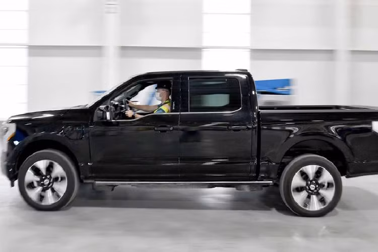 Trước nhu cầu quá cao của Ford F-150 Lightning chạy điện (20.000 đơn sau 12 giờ ra mắt, 150.000 đơn sau khoảng 4 tháng ra mắt), Ford quyết định sẽ đầu tư thêm 250 triệu USD (tương đương 5.727 tỷ đồng) vào Trung tâm Xe điện Rouge, cung cấp thêm 450 việc làm mỗi giờ cho công nhân.