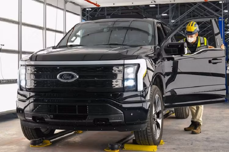 Mục tiêu là nhà máy lắp ráp đạt được công suất 80.000 chiếc Ford F-150 Lightning mỗi năm (gấp đôi số lượng dự kiến ban đầu). Đây là một con số khổng lồ, ngang với một số mẫu xe điện bán chạy nhất ở thị trường Bắc Mỹ.