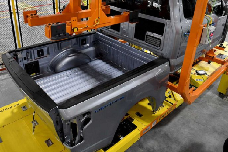 Giá xe Ford F-150 Lightning có mức bán ra dự kiến bắt đầu từ 40.000 USD (khoảng 916 triệu đồng). Xe được trang bị 2 mô tơ điện, cho công suất cực đại 426 mã lực và tới 1.051,8 Nm lực kéo mô-men xoắn tối đa.