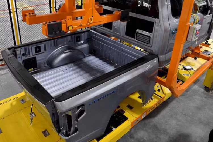 Giá xe Ford F-150 Lightning có mức bán ra dự kiến bắt đầu từ 40.000 USD (khoảng 916 triệu đồng). Xe được trang bị 2 mô tơ điện, cho công suất cực đại 426 mã lực và tới 1.051,8 Nm lực kéo mô-men xoắn tối đa.