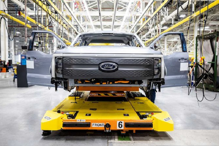 Chiếc xe bán tải này và những công nhân của Ford-UAW đang lắp ráp nó ở Michigan có cơ hội tạo nên lịch sử và dẫn đầu phong trào xe điện ở Mỹ”.