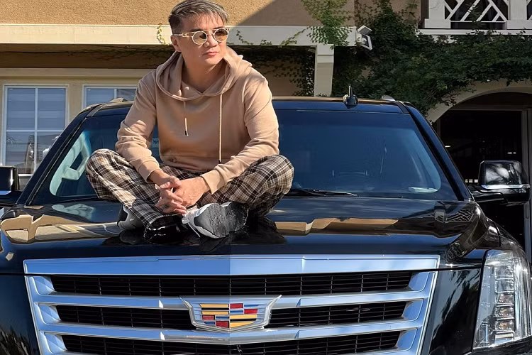 Đàm Vĩnh Hưng từng tự nhận mình là "vùng đất cấm" và trước tin đồn bị cấm xuất cảnh, nam ca sĩ này đã chia sẻ hình ảnh ở Mỹ, tạo dáng cùng chiếc xe Cadillac Escalade mang biển số tên mình như một cách đập tan lời đồn. Hiện chưa có thông tin Cadillac Escalade của Đàm Vĩnh Hưng giá bao nhiêu, chỉ biết rằng tại Mỹ xe có giá lăn bánh từ 1,5 tỷ đồng.