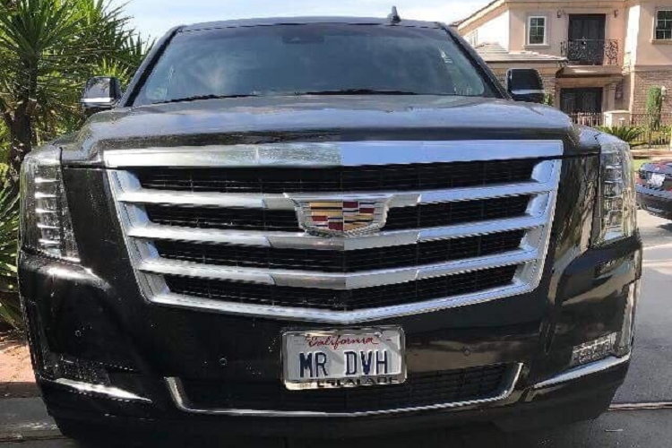 "Trái tim" của xe Cadillac Escalade là động cơ xăng V8, dung tích 6,2 lít, sản sinh công suất tối đa 420 mã lực tại tua máy 5.600 vòng/phút và mô-men xoắn cực đại 624 Nm tại tua máy 4.100 vòng/phút. Động cơ kết hợp với hộp số tự động 10 cấp tiêu chuẩn.