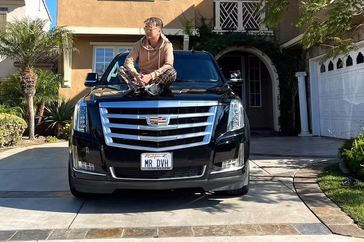 Chiếc SUV hạng sang Cadillac Escalade của Đàm Vĩnh Hưng có màu sơn đen đi kèm các chi tiết mạ crôm sáng bóng. Điểm nhấn ở ngoại hình chiếc xe ngoài thiết kế cá tính còn phải kể đến biển số MR.DVH, tên viết tắt của nam ca sĩ này.