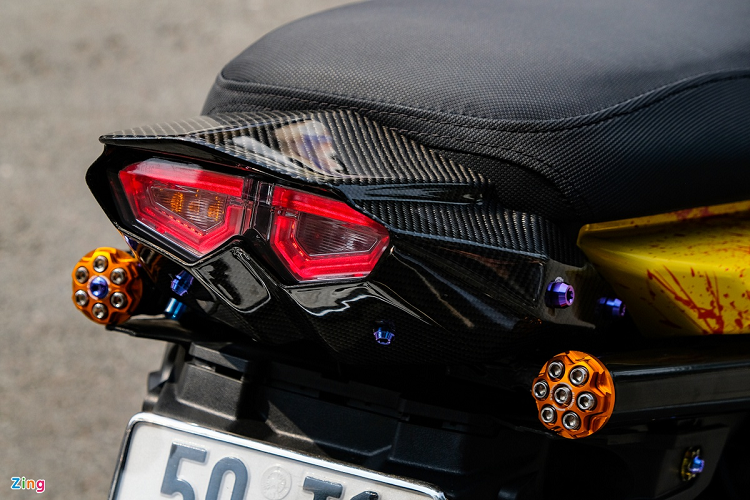 Phần sau xe khá nổi bật với đèn hậu LED. Đây là loại đèn thay thế cho mẫu Yamaha R6 đời cũ. Phần ốp đèn hậu được làm bằng carbon. 