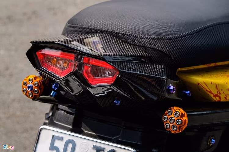 Phần sau xe khá nổi bật với đèn hậu LED. Đây là loại đèn thay thế cho mẫu Yamaha R6 đời cũ. Phần ốp đèn hậu được làm bằng carbon. 