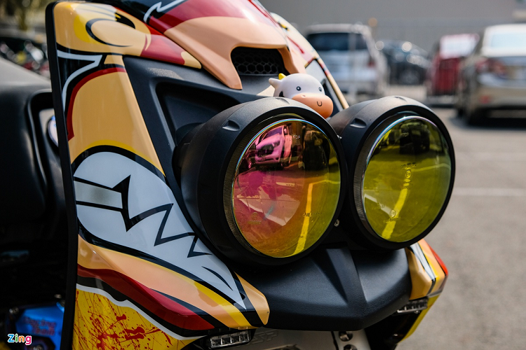 Nguyên bản, chiếc BWS này có cặp đèn trước đặt dọc và đi kèm giá bảo vệ. Chủ xe đã thay bằng dàn đèn đặt ngang của phiên bản BWS tại thị trường Mỹ. Giá bảo vệ và phần ốp đầu nguyên bản cũng được loại bỏ.