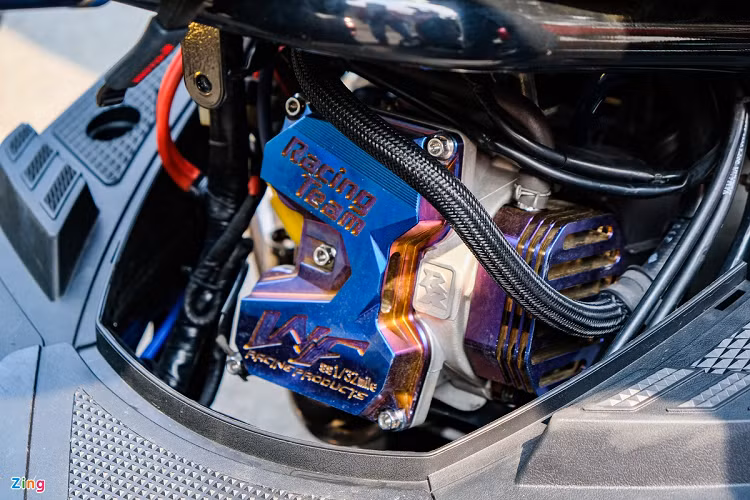 Bản độ này có thêm hệ thống chống rung thân xe Moto-r phiên bản titanium. Hệ thống giảm xóc sau sử dụng loại RacingBros Bazooka 4.0 có thể điều chỉnh. Khác với mâm trước, mâm sau của xe đến từ Work Racing. Bộ gắp bằng nhôm CNC cũng đến từ Work Racing. Kẹp phanh sau là loại Brembo Billet đi kèm đĩa phanh FAR 200 mm. Bên cạnh dàn trang bị bên ngoài, chiếc BWS còn được can thiệp vào động cơ. Xy-lanh nguyên bản được thay bằng loại 59 mm của TTMRC.