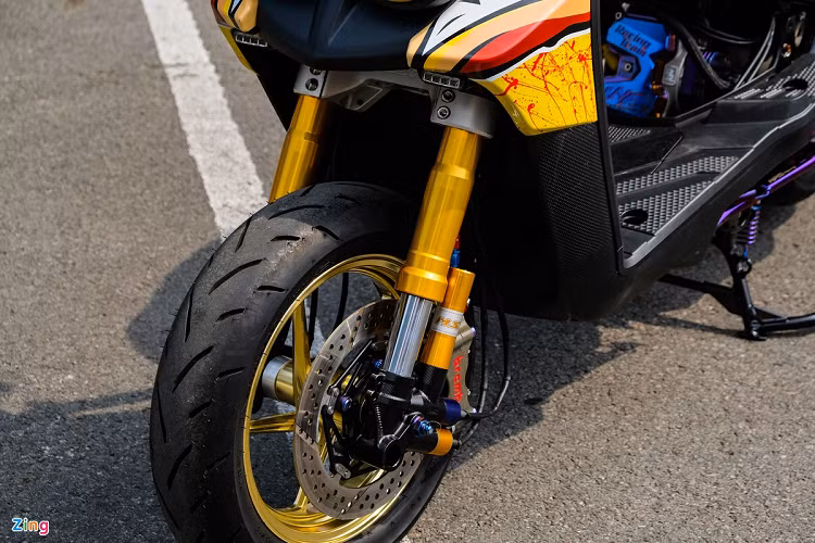 Ở phía trước, bản độ này sử dụng mâm CNC của Over Racing đi kèm giảm xóc upside-down MSP UF2 phiên bản chỉnh điện. 