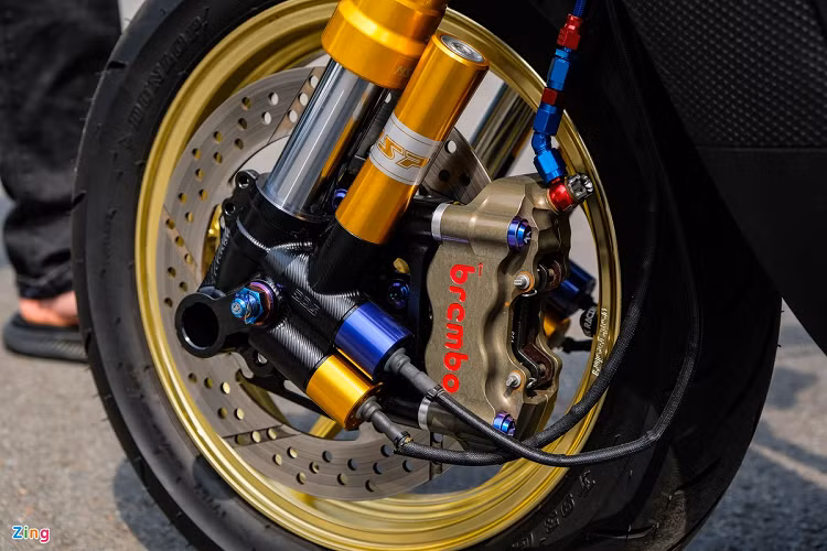 Dàn phanh gồm kẹp phanh Brembo HPK 4 piston 100 mm và đĩa phanh PBF T-Drive đường kính 245 mm.